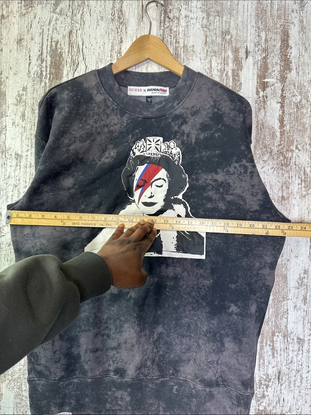 GUESS X BRANDALISED WITH GRAFFITI BY BANKSY QUEEN SWEATSHIRT Men’s Sz S